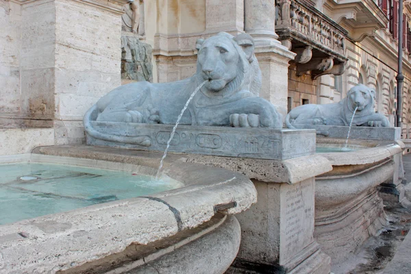 Lion fountains — Stock Photo, Image