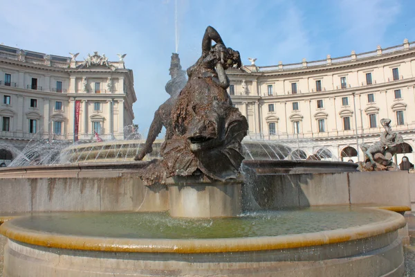 Fontanna na placu piazza della reppublica — Zdjęcie stockowe