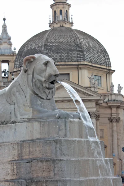 Fonte na Piazza del Popolo — Fotografia de Stock