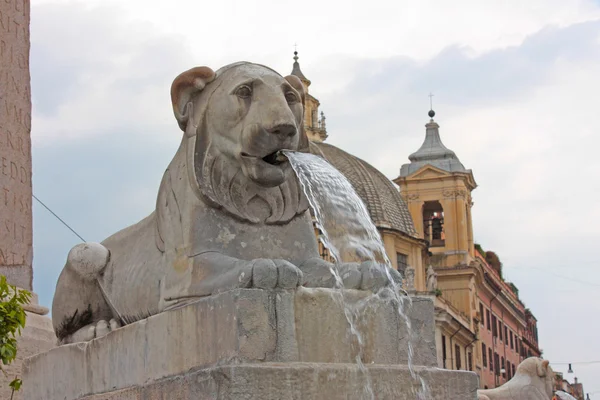 Fontanna na placu piazza del popolo — Zdjęcie stockowe