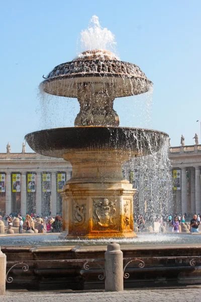 サン ・ ピエトロ大聖堂前に、の噴水 — ストック写真