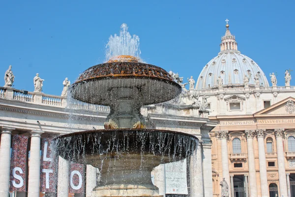 サン ・ ピエトロ大聖堂前に、の噴水 — ストック写真