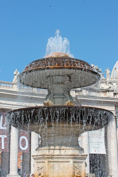 在圣伯多禄大教堂前的喷泉 — 图库照片