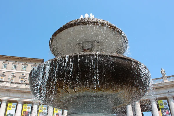 En fontän framför Peterskyrkan — Stockfoto