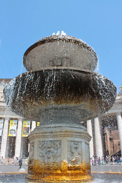 在圣伯多禄大教堂前的喷泉 — 图库照片