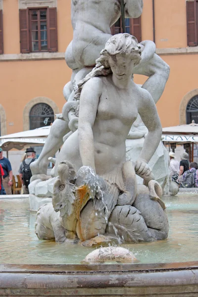 肚脐广场的喷泉 — 图库照片