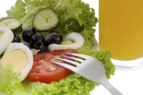Салат из овощей с оливками — стоковое фото