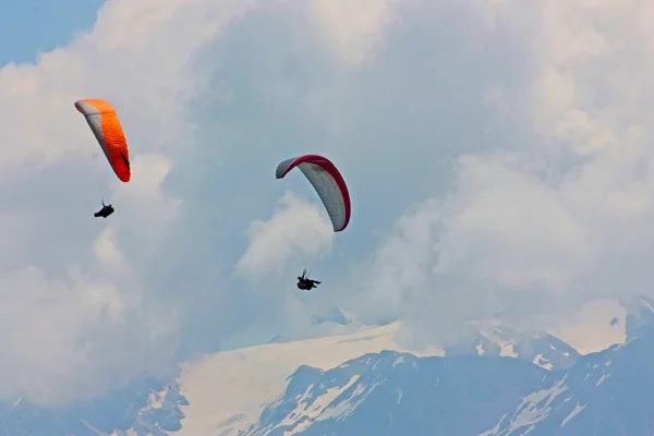 Hanggliding en los Alpes suizos — Foto de Stock