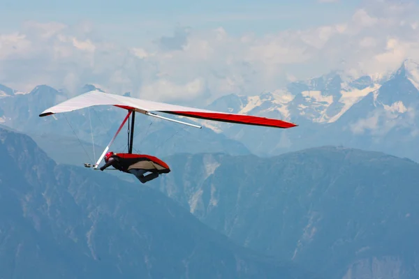 Deltaplano in alpi svizzere — Foto Stock