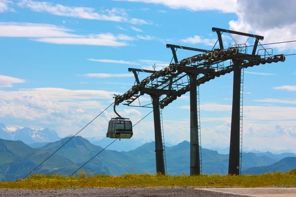 Teleférico alto nas montanhas — Fotografia de Stock