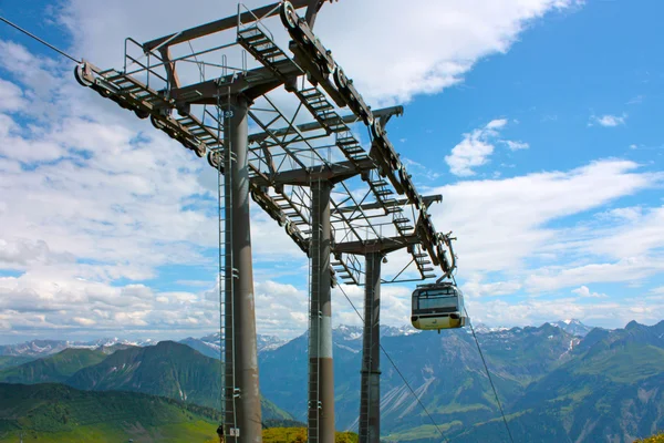 Seilbahn hoch in den Bergen — Stockfoto