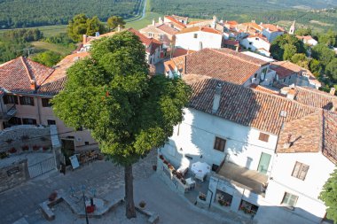 küçük kasaba motovun