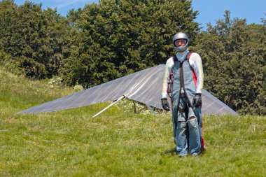 İsviçre Alpleri'nde hanggliding