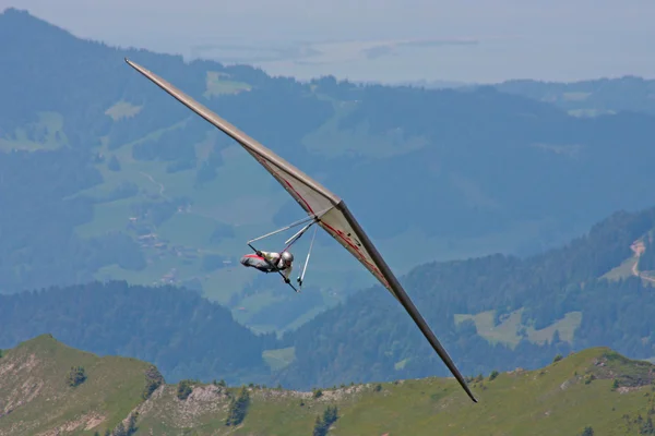 スイス アルプスでハンググライディング — ストック写真