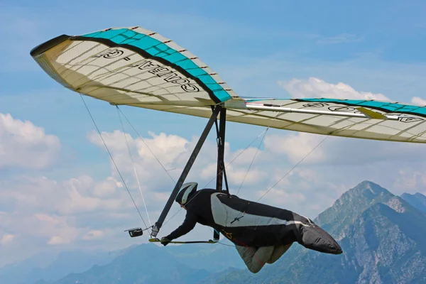 Hanggliding in swiss alps — Stock Photo, Image
