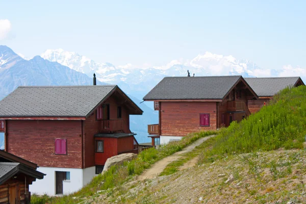 산에 있는 집들 — 스톡 사진