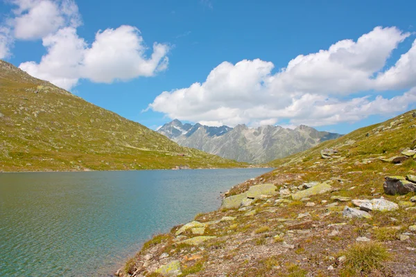 Góry i jezioro w Szwajcarii — Zdjęcie stockowe