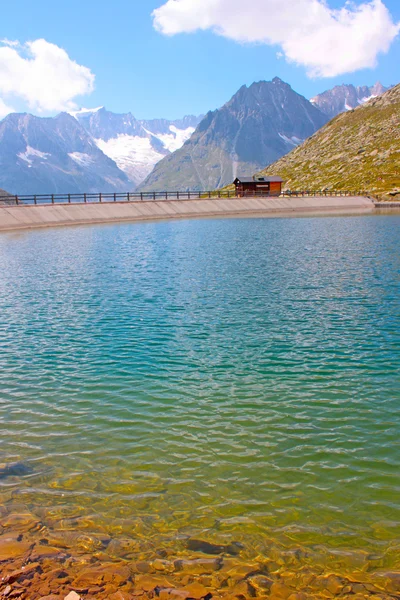Montañas y lago en Suiza — Foto de Stock