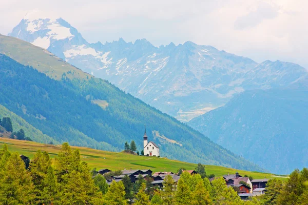 Piękny kościół w alpejskich krajobrazów — Zdjęcie stockowe