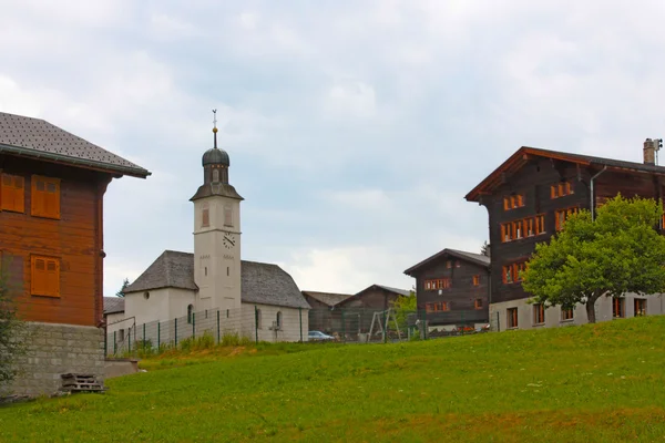 Прекрасна церква в альпійському пейзажі — стокове фото