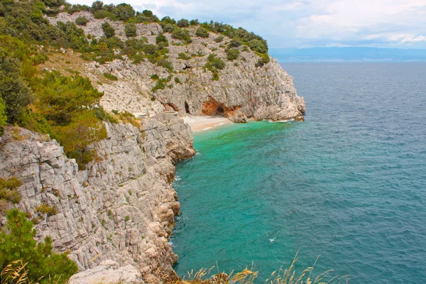 Blauwe lagune in de Adriatische zee van Kroatië. — Stockfoto