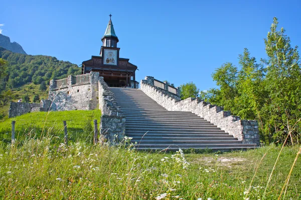 Kyrkan i Alperna i Slovenien — Stockfoto