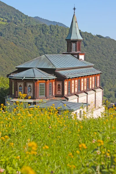 Kerk in de Alpen in Slovenië — Stockfoto