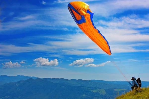 Gleitschirmfliegen in den Julischen Alpen — Stockfoto