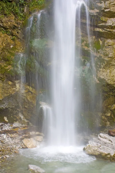 Niesamowite beri wodospad w Alpach — Zdjęcie stockowe