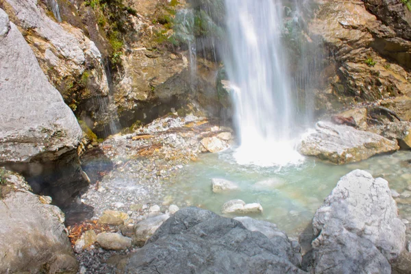 Fantastiska vattenfall beri i Alperna — Stockfoto