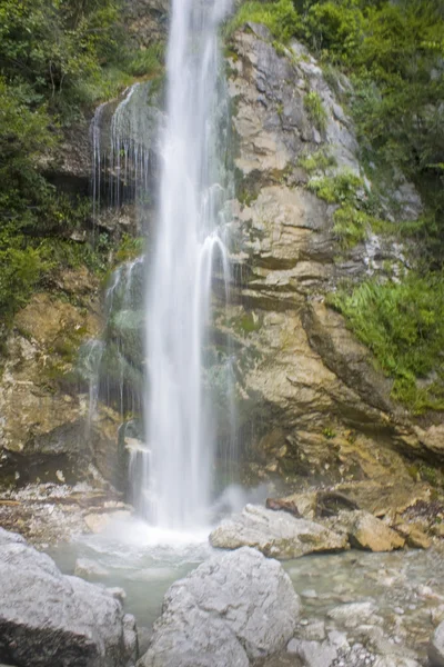 Úžasný vodopád beri v Alpách — Stock fotografie