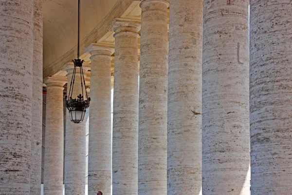 Colunata em Piazza San Pietro — Fotografia de Stock