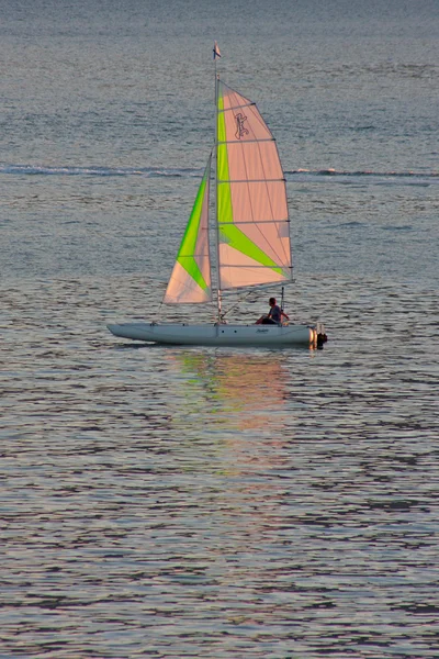 Barco tomado ao pôr do sol — Fotografia de Stock
