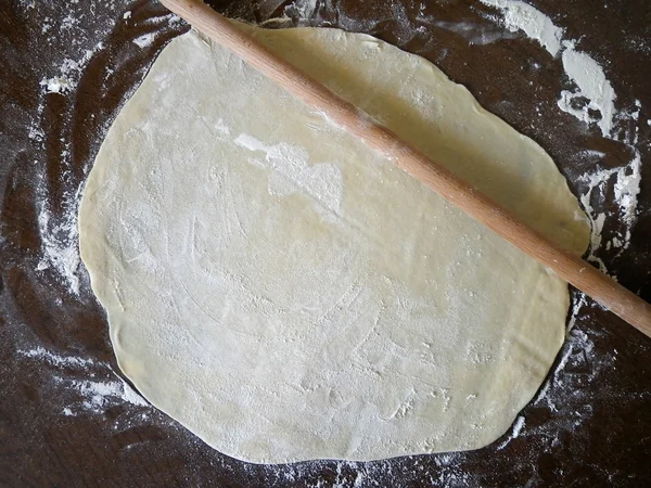Rolling pin and homemade pie dough — Stock Photo, Image
