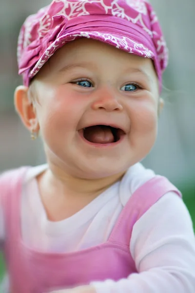 Portret van gelukkig baby lachen — Stockfoto