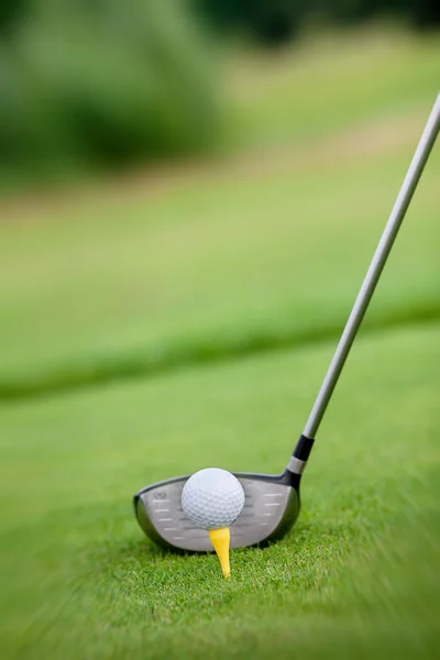 Makro snímek golfového klubu, který je připraven řídit míč — Stock fotografie