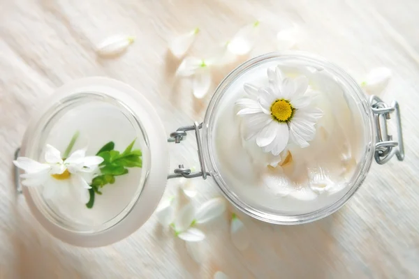 Skin cream and beauty flower — Stock Photo, Image