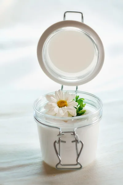 Huid crème en schoonheid bloem — Stockfoto