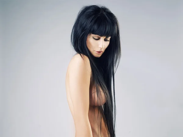 Schöne nackte Frau mit herrlichen Haaren — Stockfoto