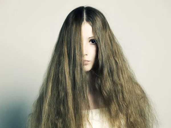 Όμορφη γυναίκα με υπέροχα μαλλιά — 图库照片