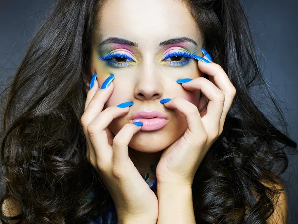 Vacker kvinna med ljusa makeup och manikyr — Stockfoto