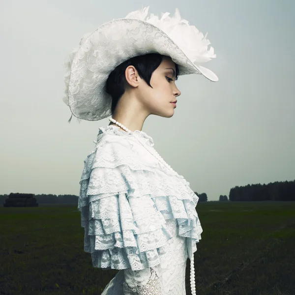 Жінка в старовинній шапці — стокове фото