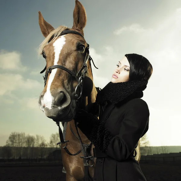 Красивая девушка и лошадь — стоковое фото