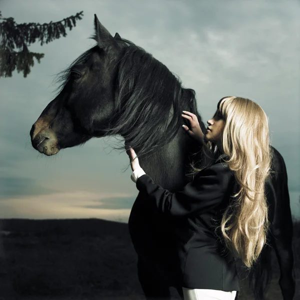 Vacker flicka och häst — Stockfoto