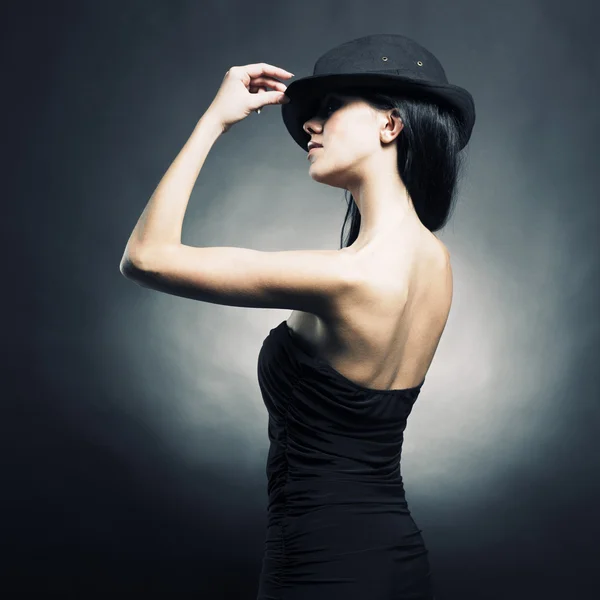 Junge Dame mit Hut — Stockfoto