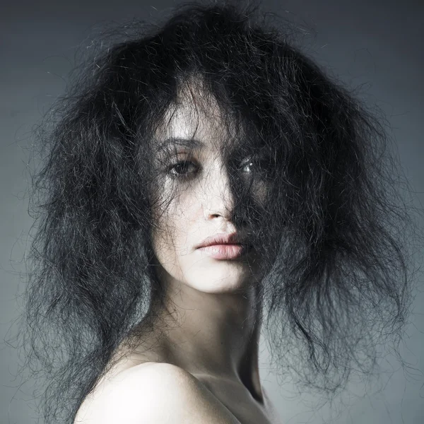 Чувственная женщина с великолепными кустистыми волосами — стоковое фото
