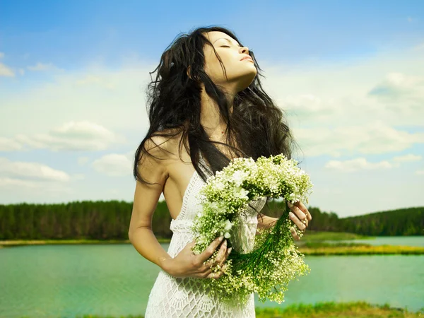 Schönes Mädchen mit einem Kranz aus Wildblumen — Stockfoto