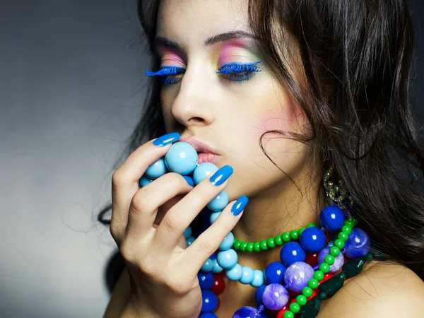 Schönes Mädchen mit hellen Perlen — Stockfoto