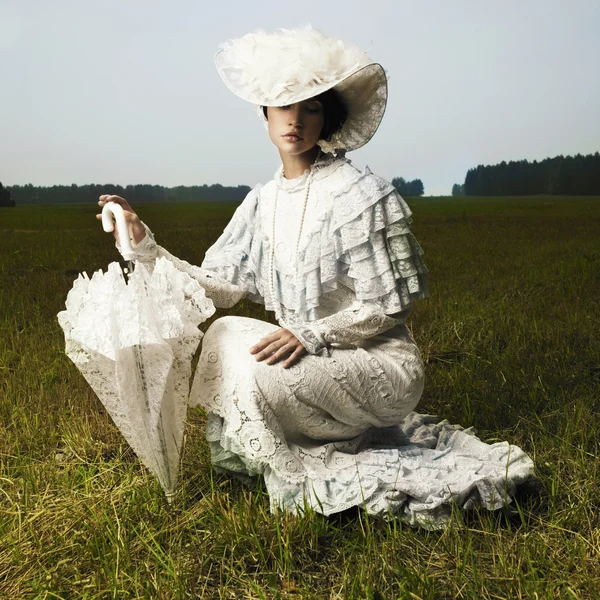 Kvinna i vintageklänning — Stockfoto