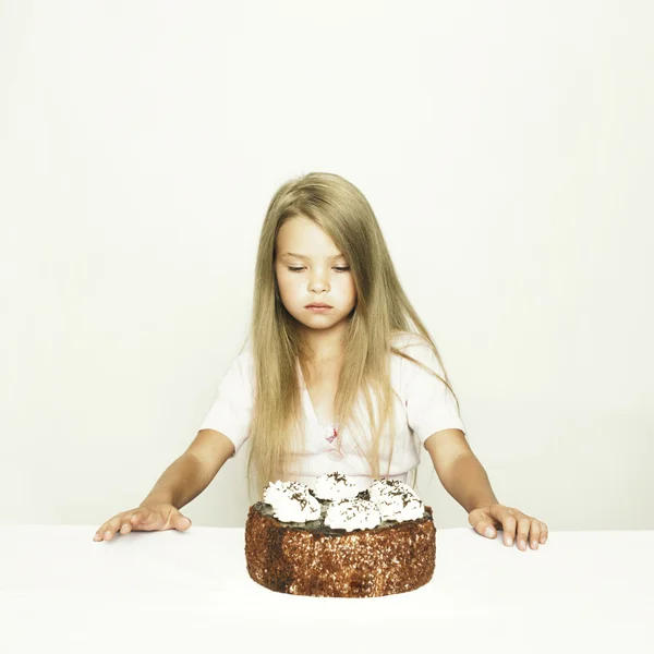 Adorable petite fille avec gâteau — Photo